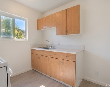 915 E Palmer Avenue - Photo Thumbnail 12