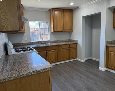 1934 Lavonne Avenue - Photo Thumbnail 3