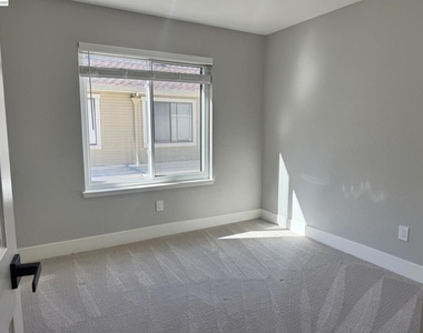 978 La Mesa Ter - Photo Thumbnail 15