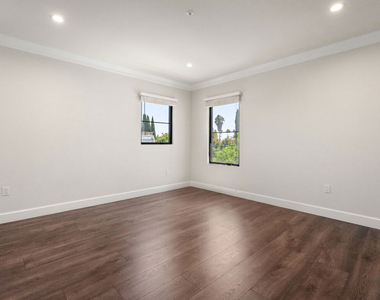 1153 N Beachwood Drive - Photo Thumbnail 6