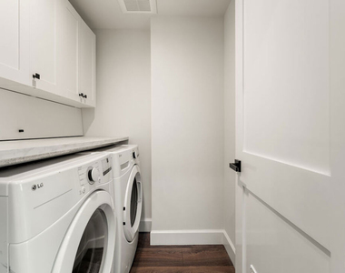 1153 N Beachwood Drive - Photo Thumbnail 16
