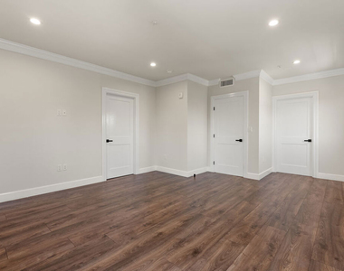 1153 N Beachwood Drive - Photo Thumbnail 7