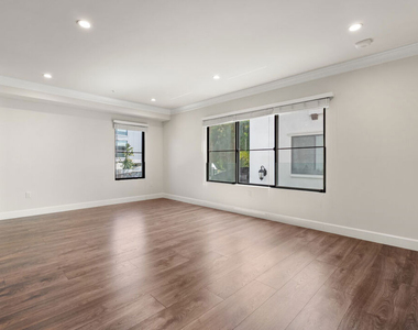 1153 N Beachwood Drive - Photo Thumbnail 4