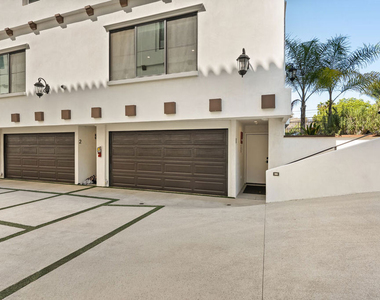 1153 N Beachwood Drive - Photo Thumbnail 19