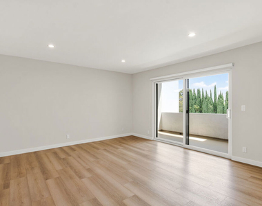 1470 Rexford Drive - Photo Thumbnail 3