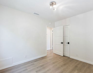 8791 Cadillac Avenue - Photo Thumbnail 21