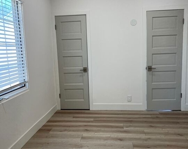 4621 Melbourne Avenue - Photo Thumbnail 6