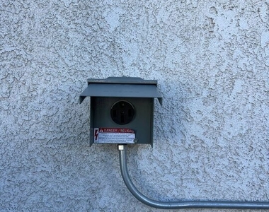 4621 Melbourne Avenue - Photo Thumbnail 12