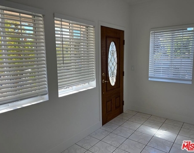 4621 Melbourne Avenue - Photo Thumbnail 2