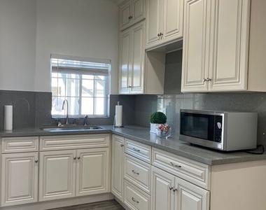 4621 Melbourne Avenue - Photo Thumbnail 9