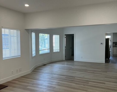 4621 Melbourne Avenue - Photo Thumbnail 4
