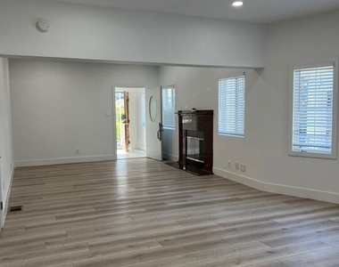 4621 Melbourne Avenue - Photo Thumbnail 3