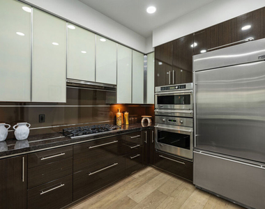 1318 Roxbury Drive - Photo Thumbnail 17