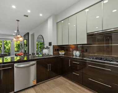 1318 Roxbury Drive - Photo Thumbnail 18