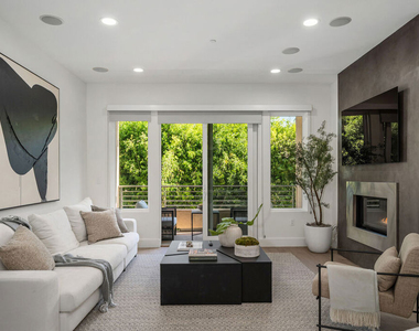 1318 Roxbury Drive - Photo Thumbnail 11