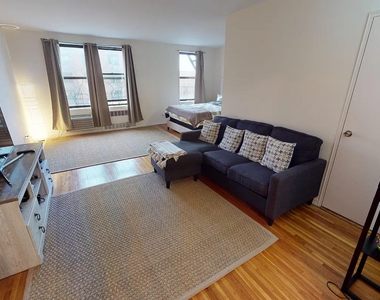 10025 Queens Boulevard - Photo Thumbnail 2
