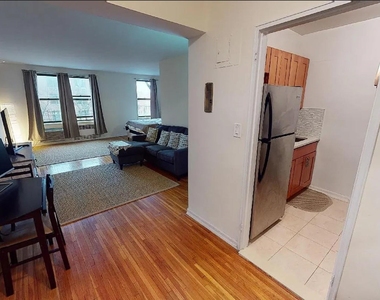 10025 Queens Boulevard - Photo Thumbnail 3