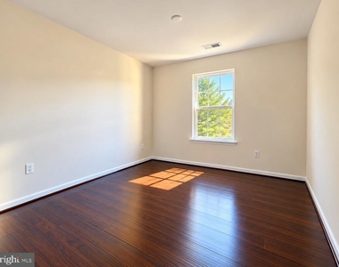 8707 Raleigh Mews - Photo Thumbnail 15