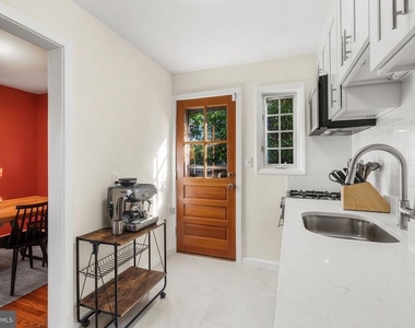 19 E Custis Avenue - Photo Thumbnail 8