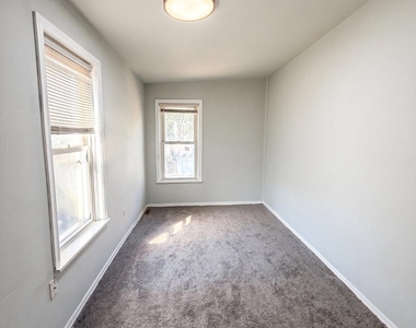 609 W Locust Street - Photo Thumbnail 7
