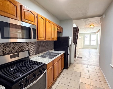 609 W Locust Street - Photo Thumbnail 1