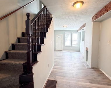609 W Locust Street - Photo Thumbnail 3
