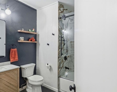 203 E 31st St - Photo Thumbnail 11