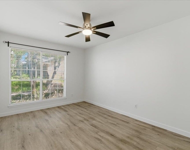 1015 E Yager Ln - Photo Thumbnail 11