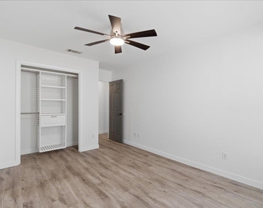1015 E Yager Ln - Photo Thumbnail 13