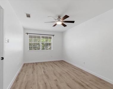 1015 E Yager Ln - Photo Thumbnail 18