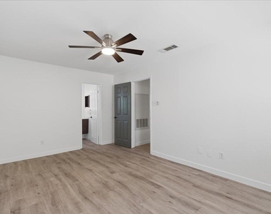 1015 E Yager Ln - Photo Thumbnail 20