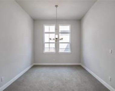 109 Lorena Ln - Photo Thumbnail 3