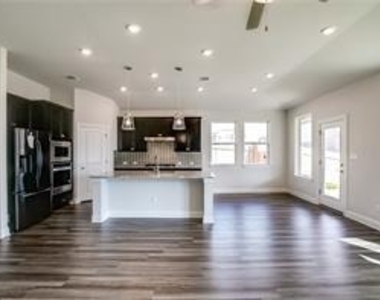 109 Lorena Ln - Photo Thumbnail 7