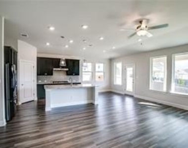 109 Lorena Ln - Photo Thumbnail 6