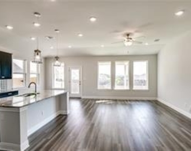 109 Lorena Ln - Photo Thumbnail 4