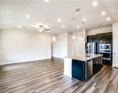 109 Lorena Ln - Photo Thumbnail 12