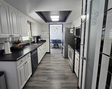 2441 Brookside Avenue - Photo Thumbnail 16