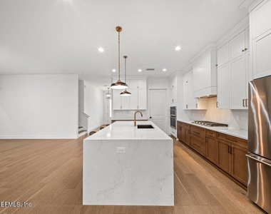 215 Pine Grove Point - Photo Thumbnail 7