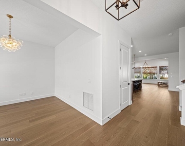 215 Pine Grove Point - Photo Thumbnail 3