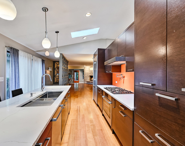 809 N Madison Street - Photo Thumbnail 6