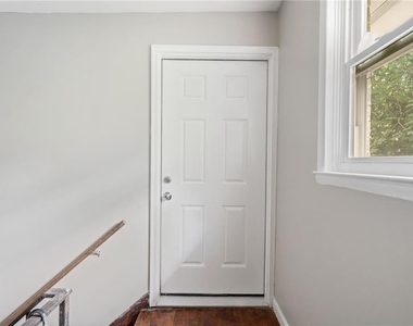 569 Lawton Street Sw - Photo Thumbnail 3