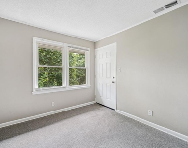 569 Lawton Street Sw - Photo Thumbnail 4