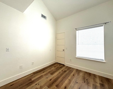 9809 Richmond Avenue - Photo Thumbnail 5