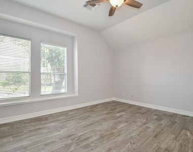 2811 Rayburn Ridge Drive - Photo Thumbnail 19