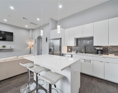 5116 Del Sur Street - Photo Thumbnail 6