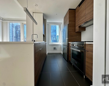 West 38th Street - Photo Thumbnail 1