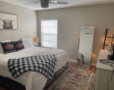 8917 Manor Loop - Photo Thumbnail 4