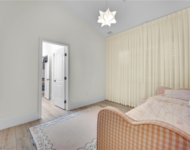 8121 Sunset Cove Drive - Photo Thumbnail 31