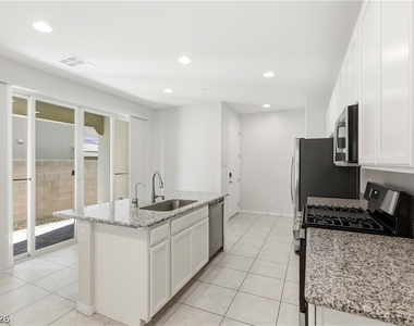 11712 Redwood Mountain Avenue - Photo Thumbnail 15