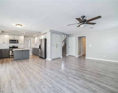 8413 Chinook Candy Court - Photo Thumbnail 12